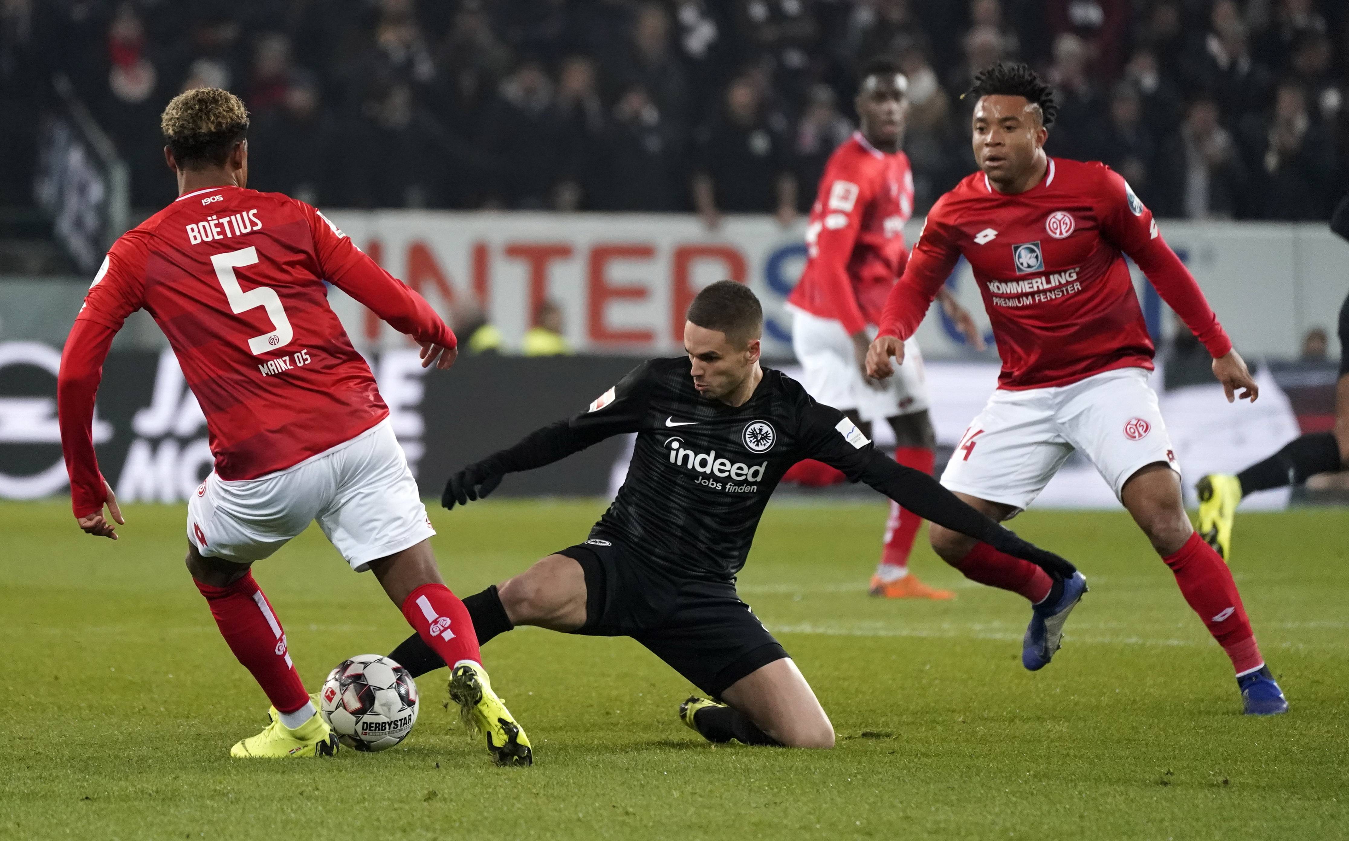 美因茨队员努力战斗赢得比赛