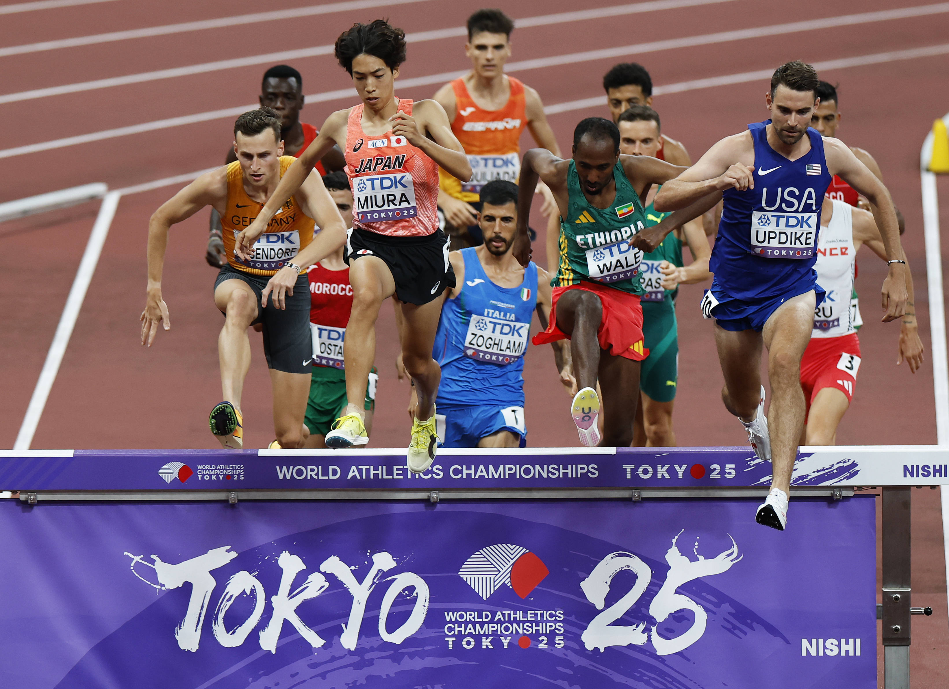 哥伦比亚游泳选手冲过终点线的简单介绍