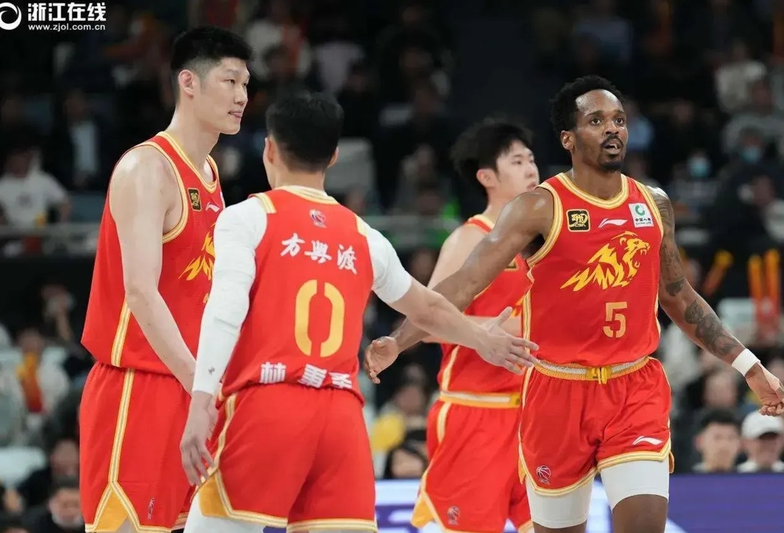 关于青岛队翻盘魔术，胡金秋关键制胜的信息