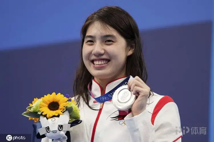 美国女子游泳队捧走三枚金牌