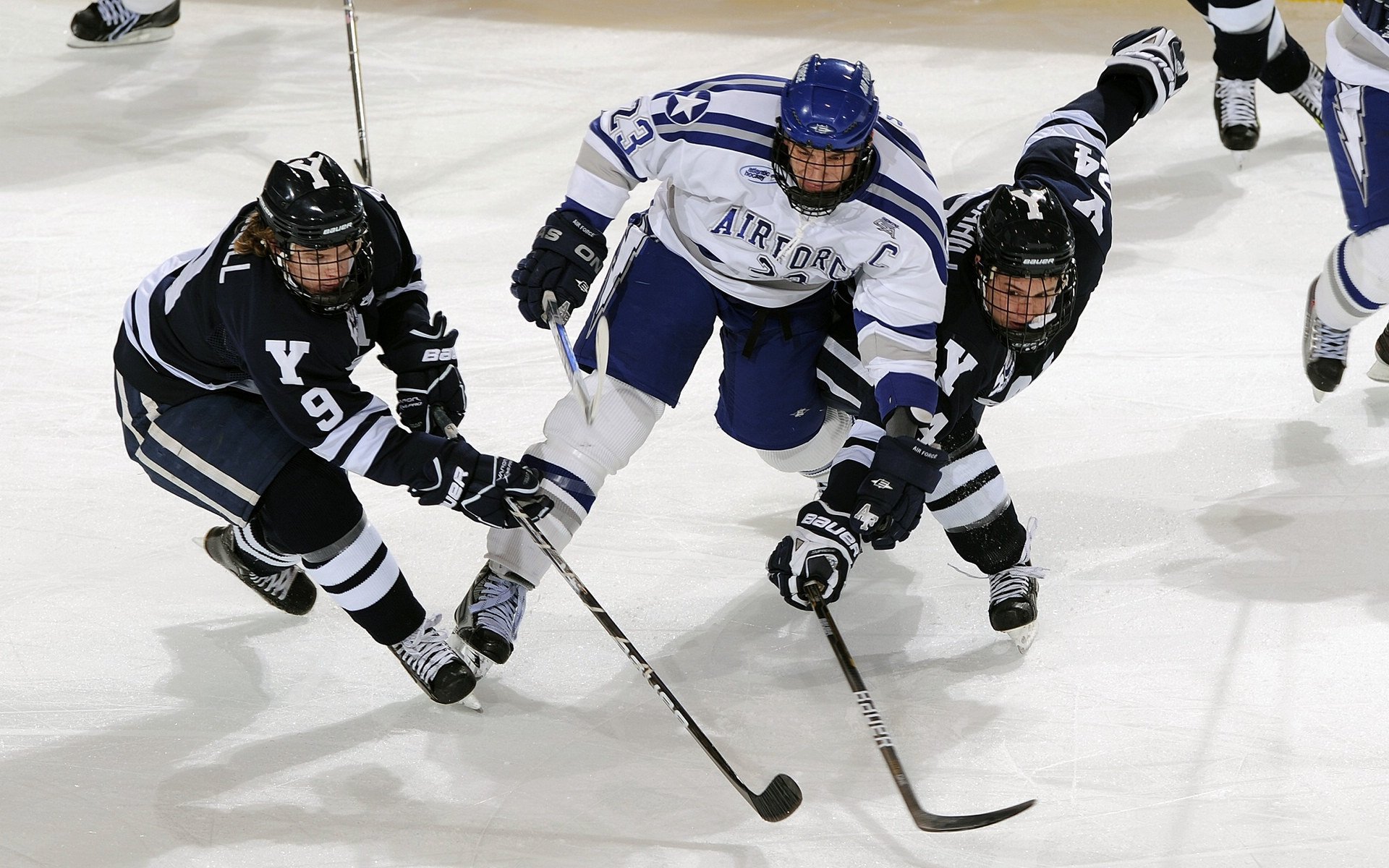 看到这个充满冲突感的关键词组合，我的思维立刻被点燃了。这不是简单的并列，而是两场在平行时空里，关于如何获胜的终极教学