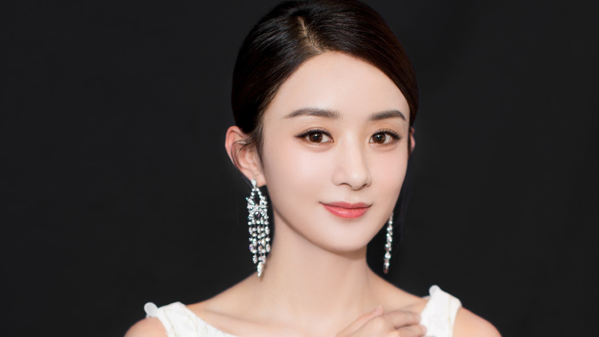 看到这个充满冲突感的关键词组合，我的思维立刻被点燃了。这不是简单的并列，而是两场在平行时空里，关于如何获胜的终极教学